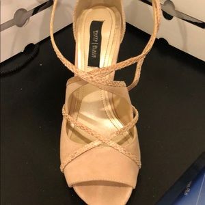 WhiteHosue Black Market heels size 9M